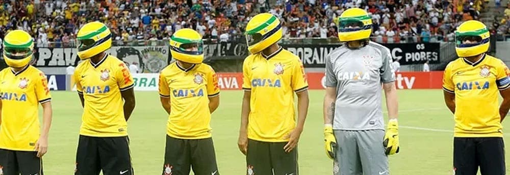 <b>Vídeo: Jogadores do Corinthians entram em campo com o capacete do Senna</b>