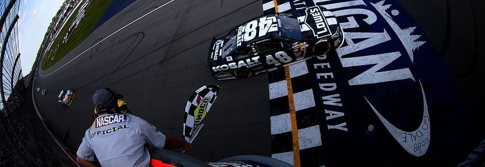 Jimmie Johnson vence pela terceira vez no ano