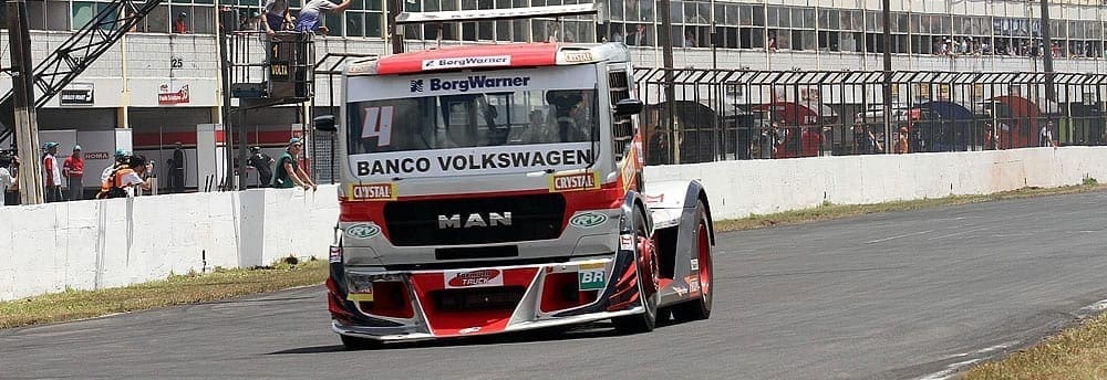 Giaffone conquista primeira vitória no ano e adia decisão do título