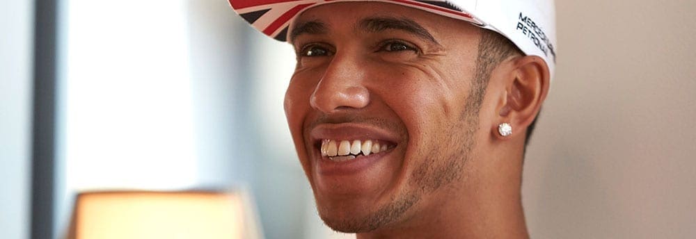 Hamilton vence em Abu Dhabi e é bicampeão mundial