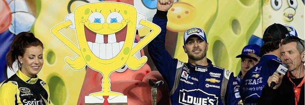 Jimmie Johnson surpreende no final e vence no Kansas