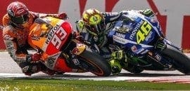 Valentino Rossi vence duelo com Marc Marquez e levanta o troféu na Holanda
