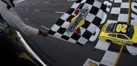 Matt Kenseth economiza combustível e vence na última volta