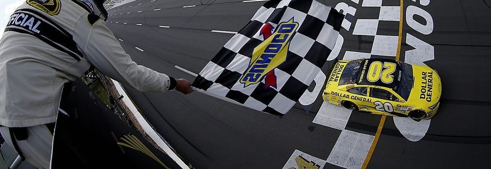 Matt Kenseth economiza combustível e vence na última volta