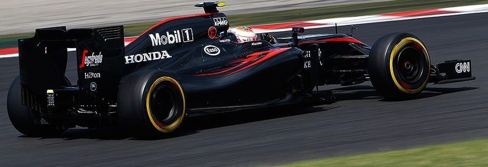 Dupla da McLaren usará dois motores cada na Bélgica Dupla da McLaren usará dois motores cada na Bélgica