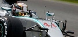 Feliz por brigar com a Ferrari, Hamilton não se preocupa com o seu motor