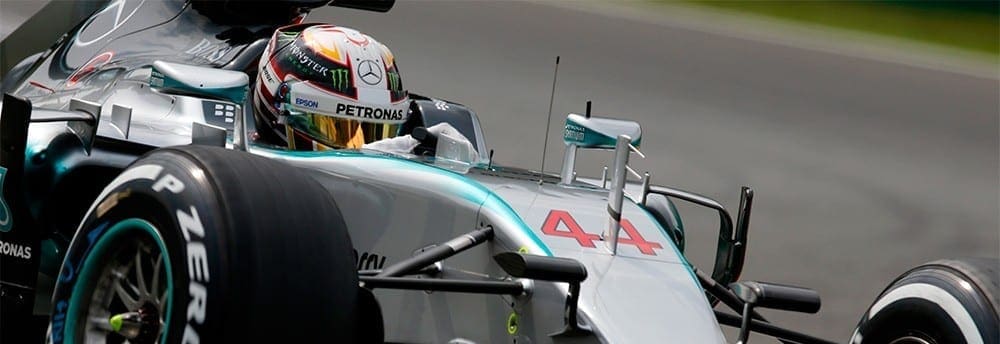 Feliz por brigar com a Ferrari, Hamilton não se preocupa com o seu motor