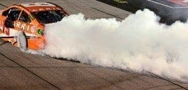 Carl Edwards venceu pela segunda vez no ano em Darlington