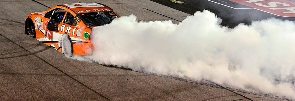 Carl Edwards venceu pela segunda vez no ano em Darlington