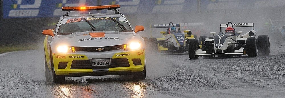 F-3 Brasil: Piquet ignora pista molhada e vence em Campo Grande