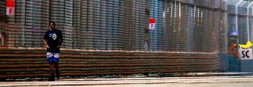 Homem invade pista e atrapalha GP de Cingapura