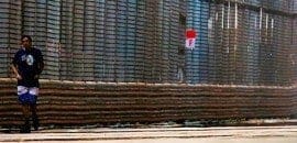 Homem que invadiu a pista durante a corrida é preso pela polícia local