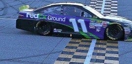 Denny Hamlin acerta na estratégia e vence em Chicagoland