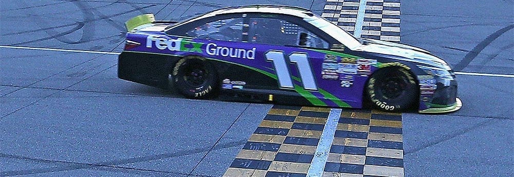 Denny Hamlin acerta na estratégia e vence em Chicagoland