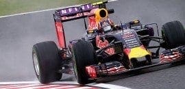 Daniil Kvyat lidera sexta-feira chuvosa no Japão