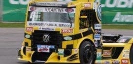 Felipe Giaffone larga na frente da Truck em Guaporé
