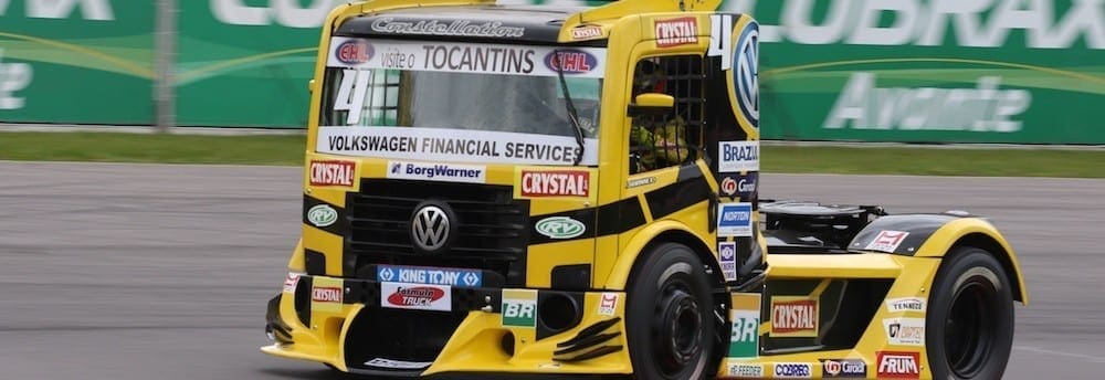Felipe Giaffone larga na frente da Truck em Guaporé