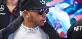 Lewis Hamilton lamenta erro, mas comemora resultado da equipe