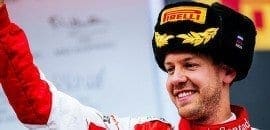 Sebastian Vettel comemora ultrapassagem sobre Nico Rosberg no Mundial de Pilotos