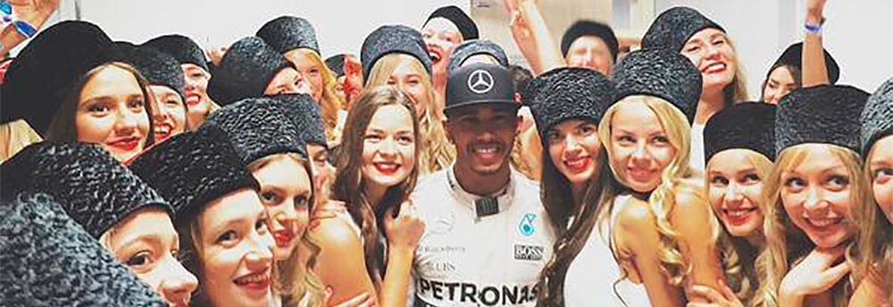 VÍDEO: Grid girls invadem coletiva de imprensa depois do GP da Rússia