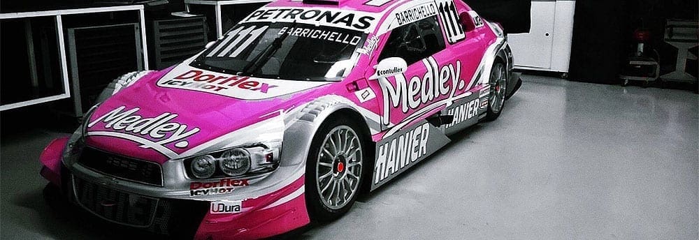 Carro de Rubens Barrichello vira Rosa contra o Câncer de mama