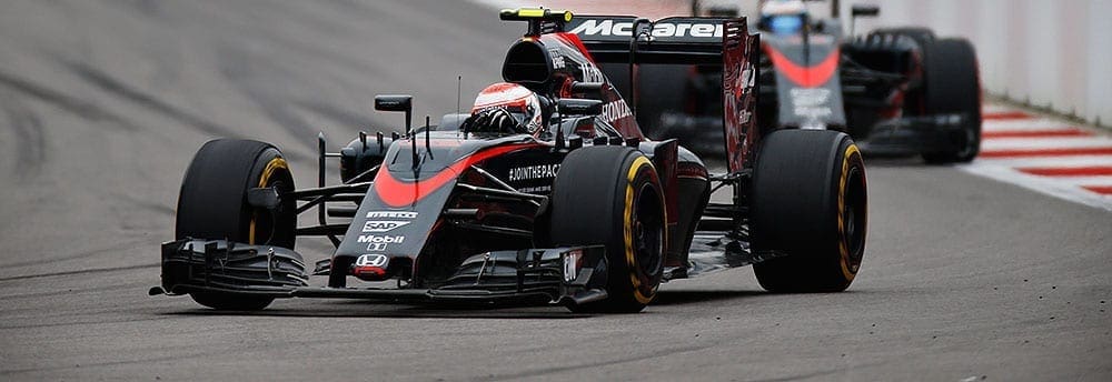 Chefe de equipe Eric Boullier comemora pontos conquistados por Jenson Button