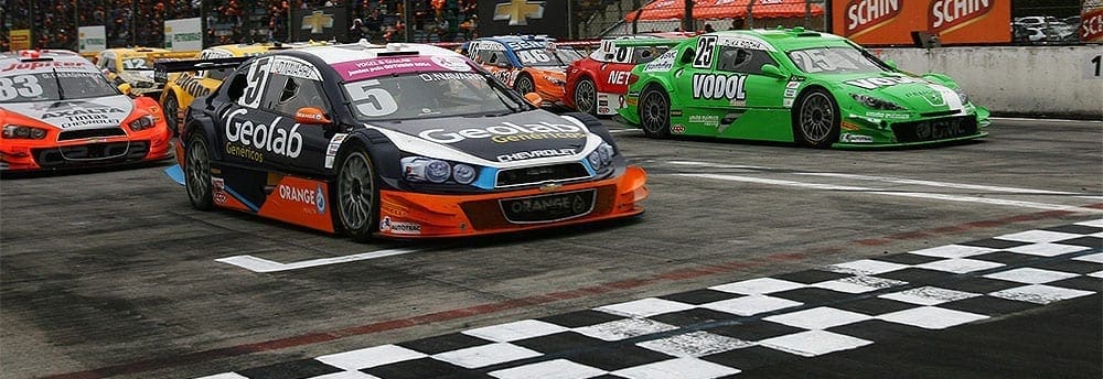 Navarro emplaca top 10 e volta a flertar com o pódio