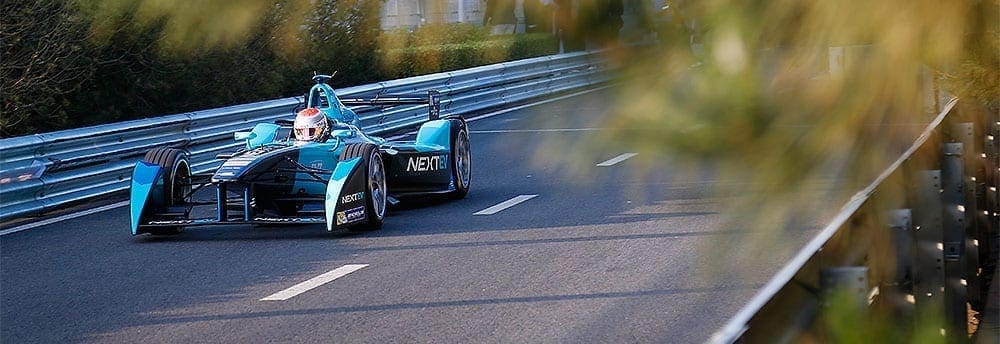 Nelsinho Piquet sofre com o equipamento na abertura da temporada em Pequim