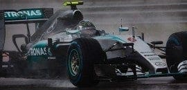 Nico Rosberg reclama da manobra de Lewis Hamilton na largada