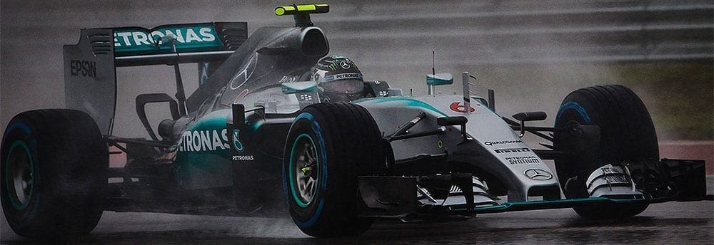 Nico Rosberg reclama da manobra de Lewis Hamilton na largada