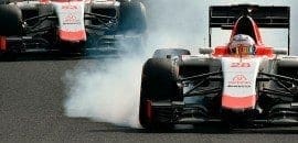 Mercedes assiste curiosa a saída dos dirigentes da Manor