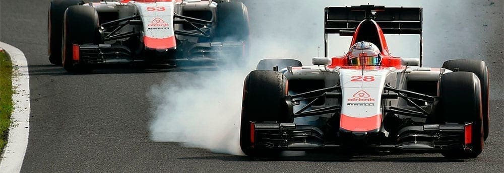 Mercedes assiste curiosa a saída dos dirigentes da Manor