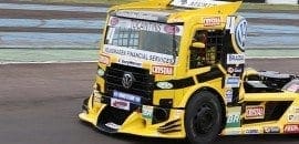 Felipe Giaffone na frente do warm up da Truck em Cascavel