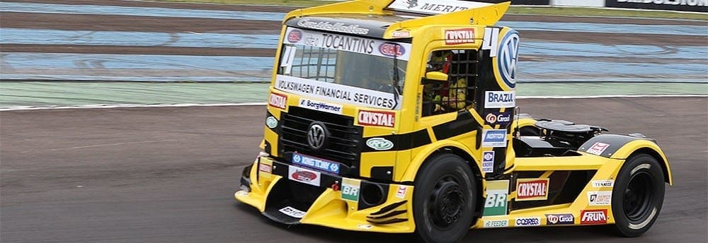 Felipe Giaffone na frente do warm up da Truck em Cascavel