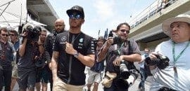 Cercado pela mídia e sem falar, Hamilton chega a Interlagos