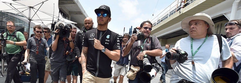 Cercado pela mídia e sem falar, Hamilton chega a Interlagos