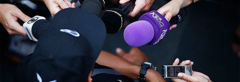 Lewis Hamilton correrá com capacete homenageando Ayrton Senna