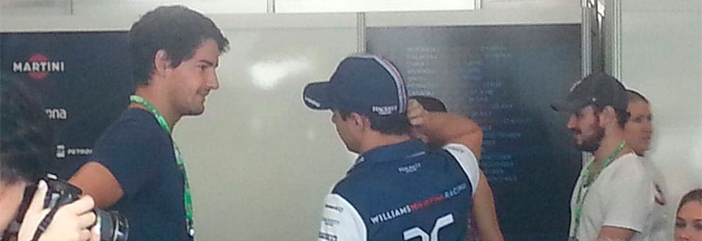 FOTO: Jogador de futebol Pato visita os boxes do GP do Brasil