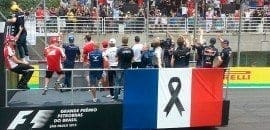 FOTOS: Pilotos desfilam por Interlagos homenageando as vítimas da França