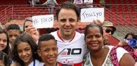 Em reunião de pilotos, Felipe Massa participa de jogo no CT do São Paulo