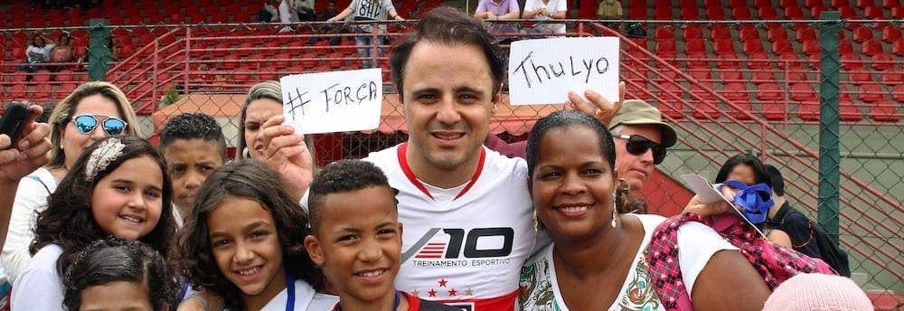 Em reunião de pilotos, Felipe Massa participa de jogo no CT do São Paulo