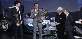 Lewis Hamilton recebe o troféu de campeão da temporada 2015 de Fórmula 1