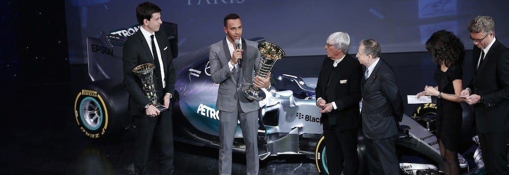 Lewis Hamilton recebe o troféu de campeão da temporada 2015 de Fórmula 1
