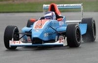McIntosh vence em Oulton Park e coloca seu nome na história
