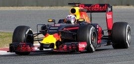 Daniel Ricciardo admite estar distante da Mercedes