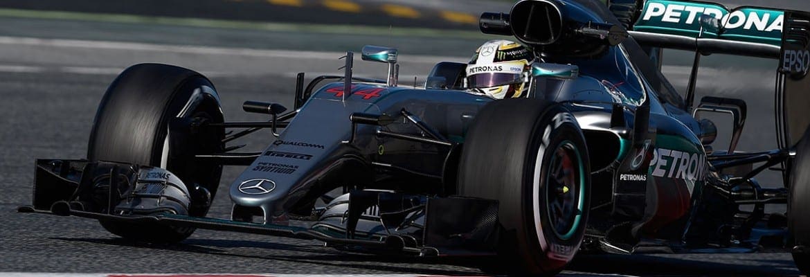 Hamilton comemora que problema aconteceu durante os testes