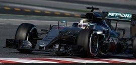 Hamilton comemora que problema aconteceu durante os testes