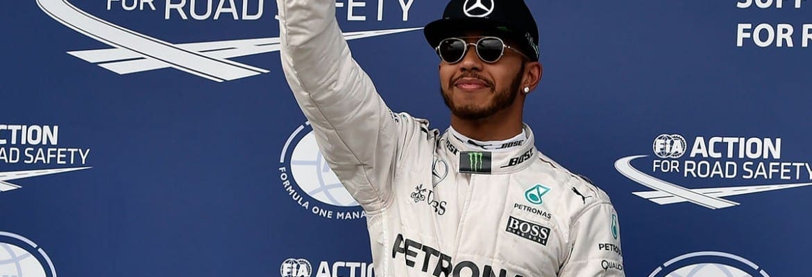 Hamilton comemora e agradece pole à Mercedes