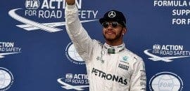 Hamilton comemora e agradece pole à Mercedes