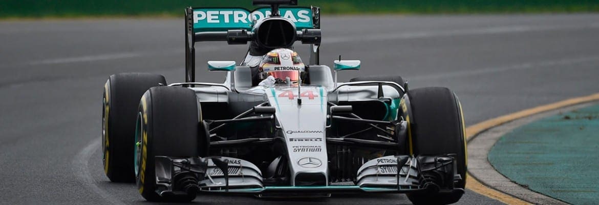 Hamilton começa o ano liderando primeiro treino livre